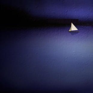 Schilderij de eenzame zeilboot foto 1
